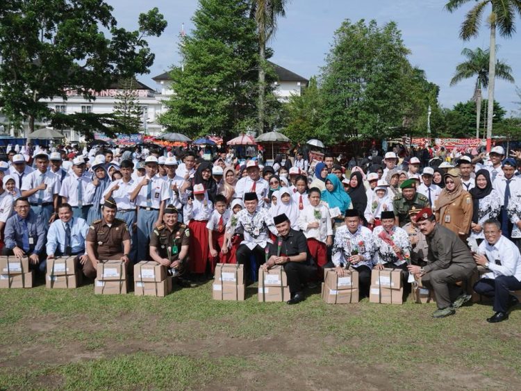 Gubernur Al Haris Salurkan Bantuan Pendidikan untuk Siswa Kota Jambi dan Muarojambi dalam Acara HUT PGRI