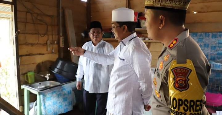 Bupati Tanjab Barat Tinjau Sanitasi-MCK Program Bantuan Baznas