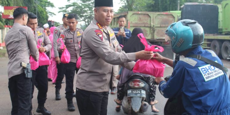 Dansat Brimob Polda Jambi Turun Ke Jalan Bagikan Takjil Untuk Pengendara