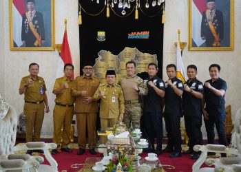 Gubernur Jambi Al Haris bersama anggota Densus 88