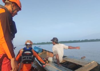 Tim SAR Gabungan Evakuasi ABK KM Vanesa Di Perairan Tanjabtim
