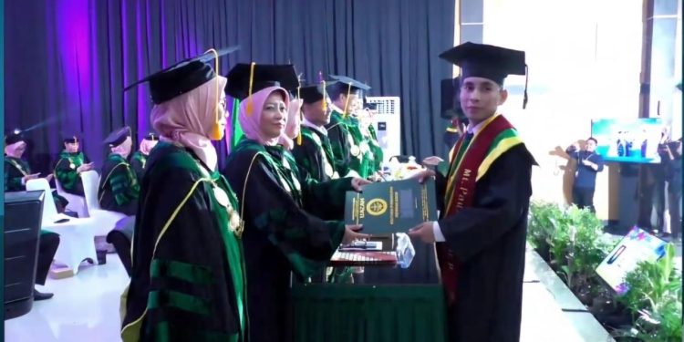 MT Pauzan, pemuda dari Suku Anak Dalam diwisuda di kampus Polbangtan, Bogor, Rabu, 7 Agustus 2024.