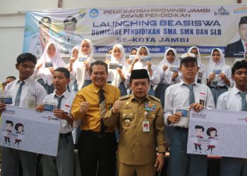 Gubernur Berikan Bantuan Pendidikan 1.259 Siswa Tidak Mampu