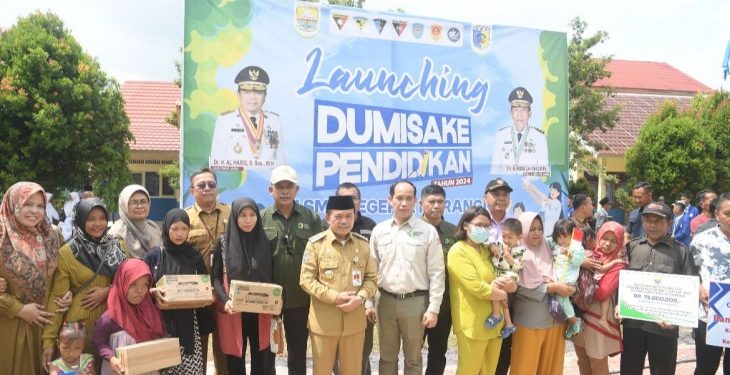 Gubernur Jambi Al Haris Serahkan Bantuan Dumisake Pendidikan untuk 552 Siswa di Kabupaten Merangin