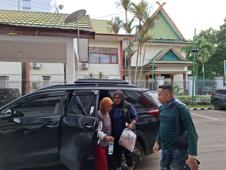 Tim tangkap buronan (Tabur) Kejaksaan Tinggi (Kejati) Jambi bersama Kejari Tanjung Jabung Timur menangkap seorang wanita yang jadi buronan kasus kekerasan terhadap anak