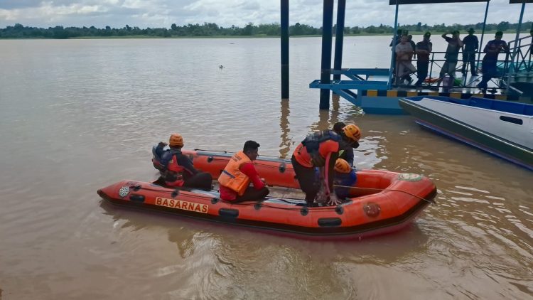 SAR Gabungan Cari Korban Kapal Terbakar di Sungai Batanghari