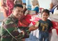 Kopda Ihsan Satria yang bertugas sebagai Babinsa menyisihkan sebagian uangnya beli serta memberikan susu dan vitamin kepada anak-anak di desa binaannya