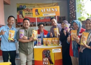 Putriarsa Bagus Wibowo, Manager Communication & Relation PT Elnusa Petrofin bersama tim kunjungi UMKM Binaan di Kota Jambi.