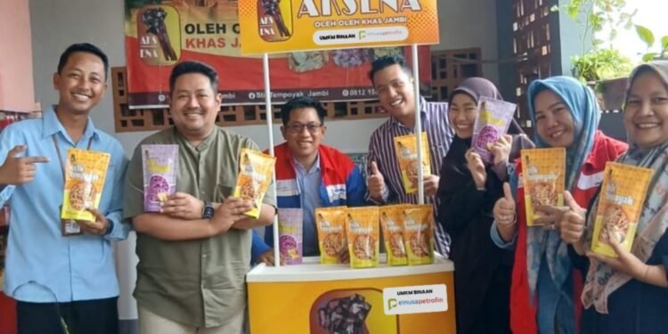 Putriarsa Bagus Wibowo, Manager Communication & Relation PT Elnusa Petrofin bersama tim kunjungi UMKM Binaan di Kota Jambi.